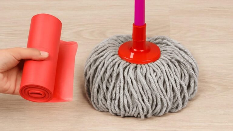 Questo trucco con un sacchetto di plastica farà brillare il tuo pavimento come nuovo…