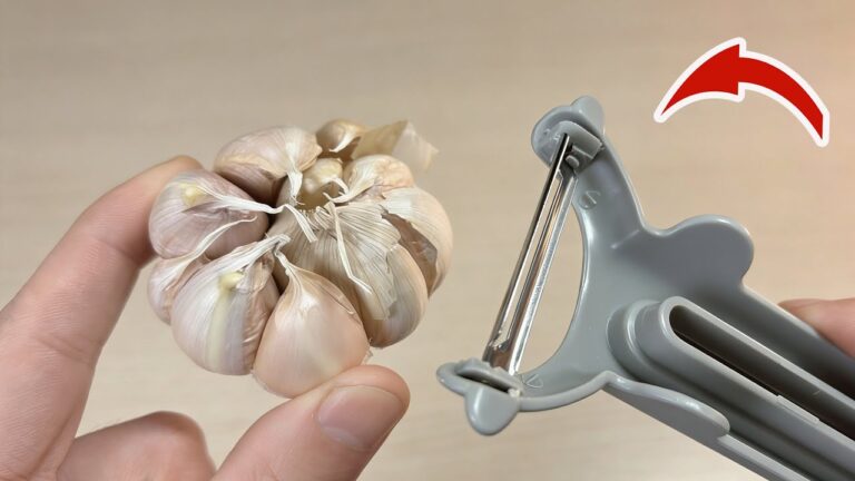 Scopri 3 trucchi per sbucciare 1 spicchio d’aglio in un secondo!