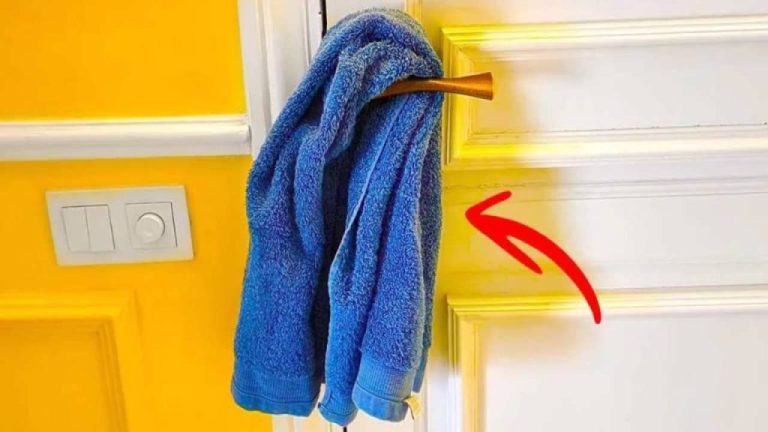 Il trucco della salvietta bagnata sulla maniglia per dormire meglio