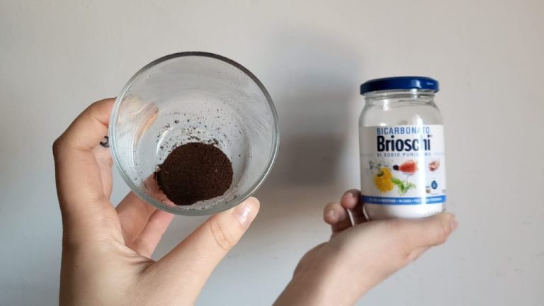 Un mix sorprendente: fondi di caffè e bicarbonato di sodio