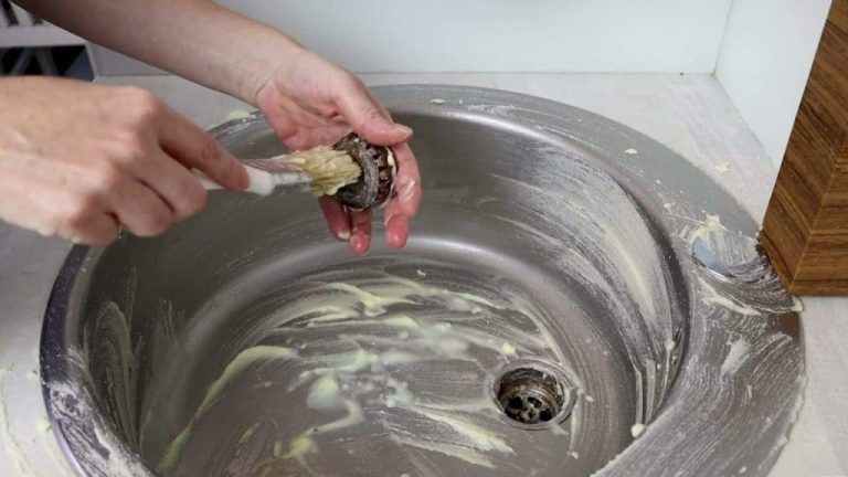 Ecco come pulire il lavello con soli due ingredienti per farlo brillare