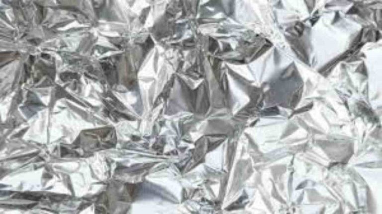 Metti il foglio di alluminio sulla ringhiera del balcone: il trucco per risolvere un problema comune